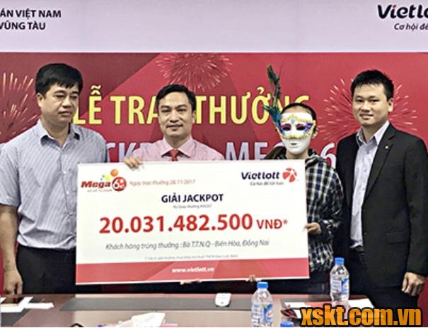 Nữ khách hàng may mắn Đồng Nai trúng 20 tỷ đồng của Vietlott