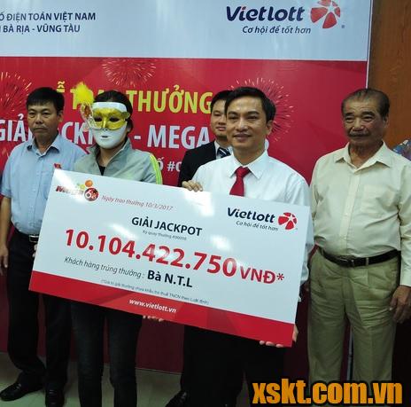 Nữ khách hàng may mắn Đồng Nai trúng 10 tỷ đồng của Vietlott