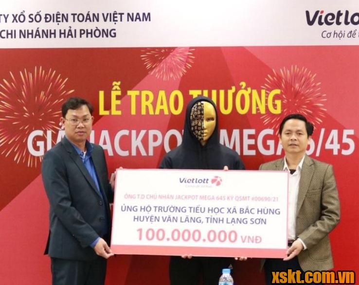 Anh D trao tặng 100 triệu đồng ủng hộ các cháu huyện Văn Lang
