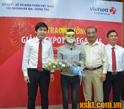 NSND Trần Hiếu tham dự lễ trao giải Jackpot cho khách hàng Đồng Nai