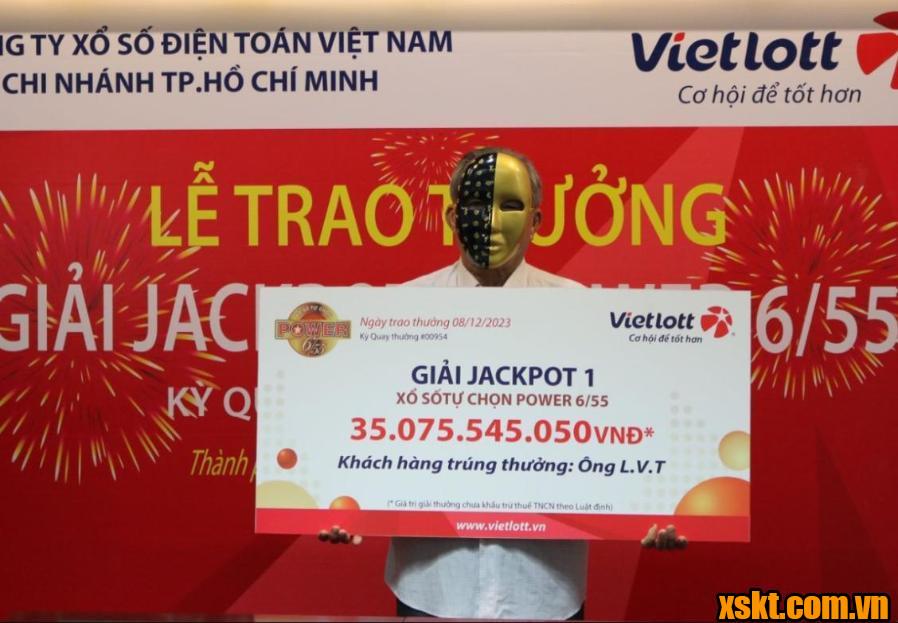 Ông L.V.T đến nhận thưởng của Vielott chi nhánh thành phố Hồ Chí Minh