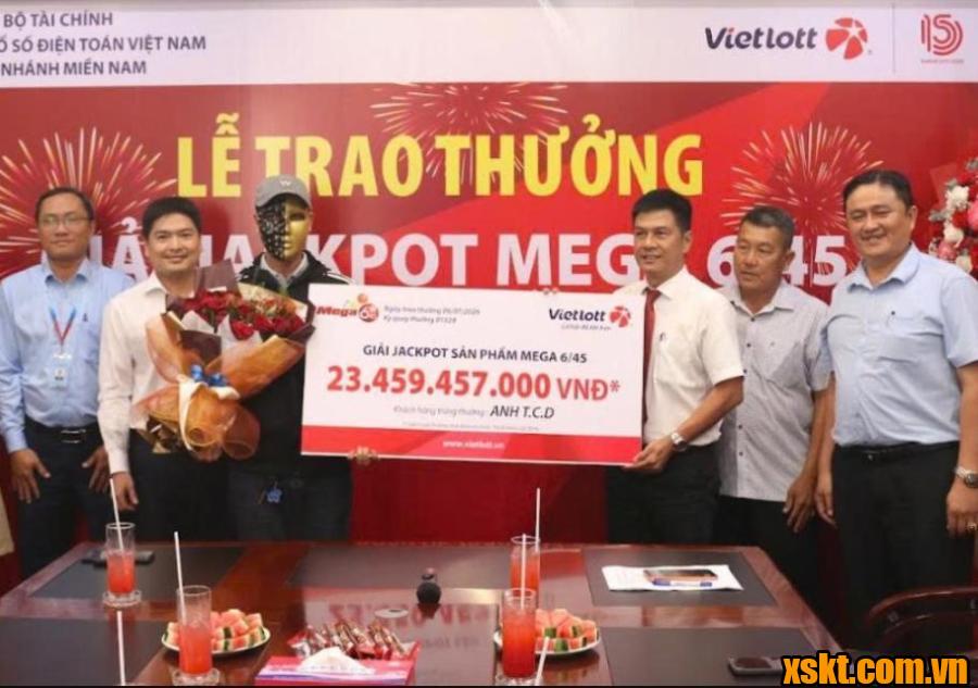 ANh T.C.D nhận thưởng 23 tỷ đồng của Vietlott