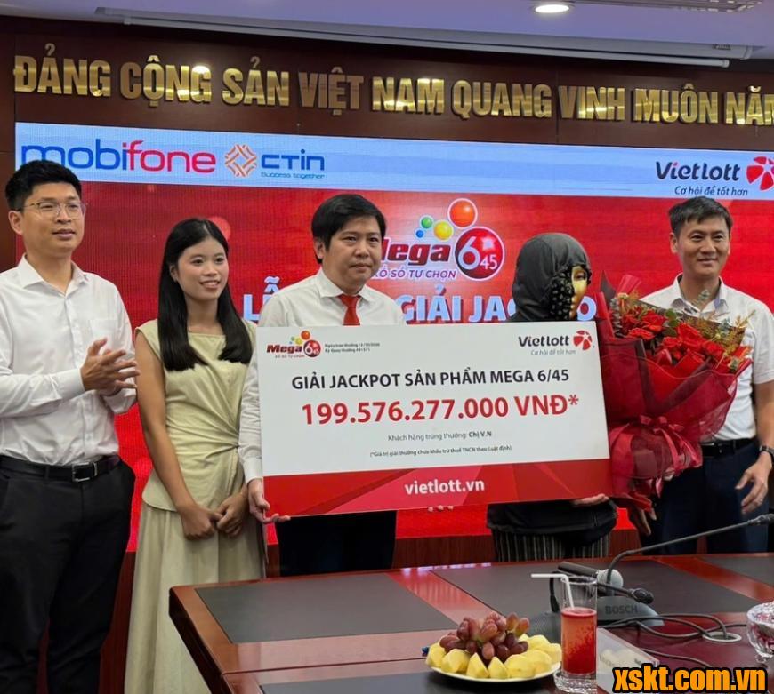 Hình ảnh chị V.N nhận thưởng giải jackpot trị giá gần 200 tỷ đồng