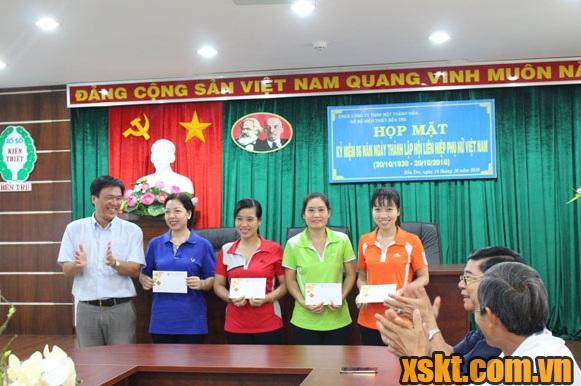 Đồng chí Nguyễn Trung Dũng trao giải thưởng cho các nữ vận động viên