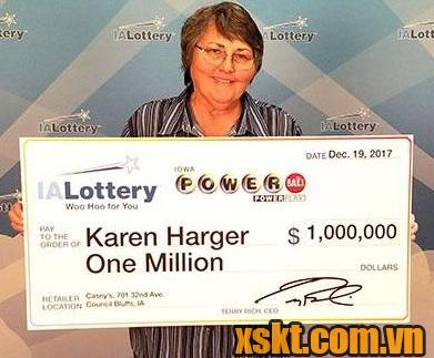 Bà Harger tươi cười nhận giải thưởng 1 triệu USD