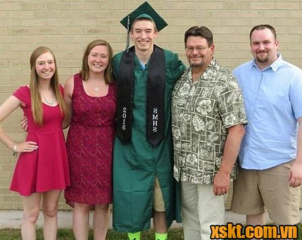 Shane cười tươi chụp hình cùng gia đình trong buổi tốt nghiệp