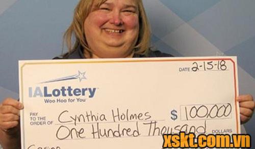 Bà Cynthia đã trúng số giải trị giá 100.000 USD từ tờ vé - món quà Valentine của chồng