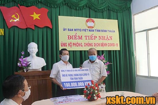 Đại diện Công ty XSKT Bình Thuận trao 100 triệu ủng hộ phòng chống dịch Covid-19