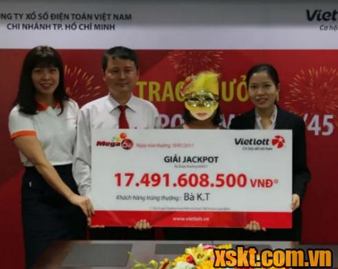 Hình ảnh chị K.T Tây Ninh đeo mặt lạ nhận thưởng giải độc đắc của Vietlott