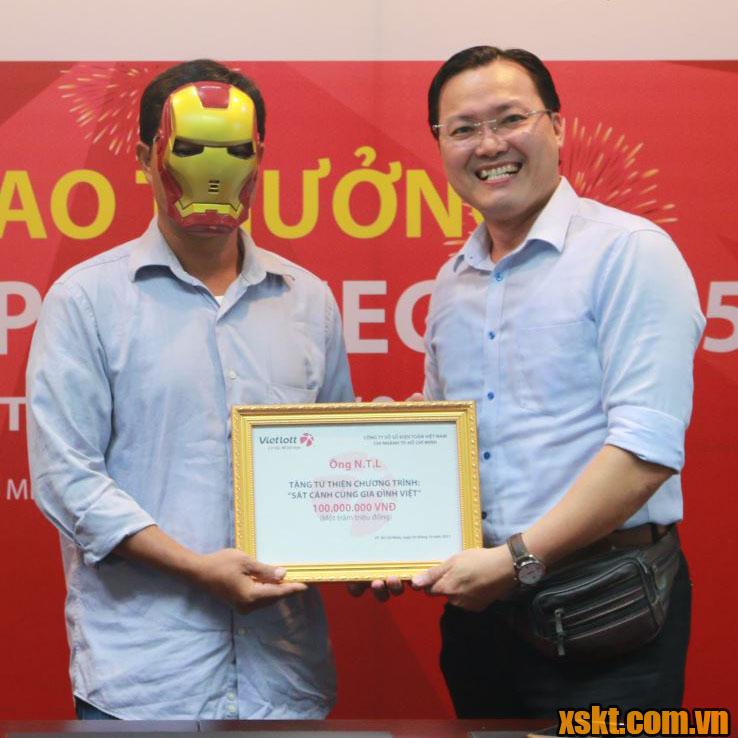 Ông N.T.L trao tặng từ thiện cho chương trình “Sát cánh cùng Gia đình Việt” - VOH