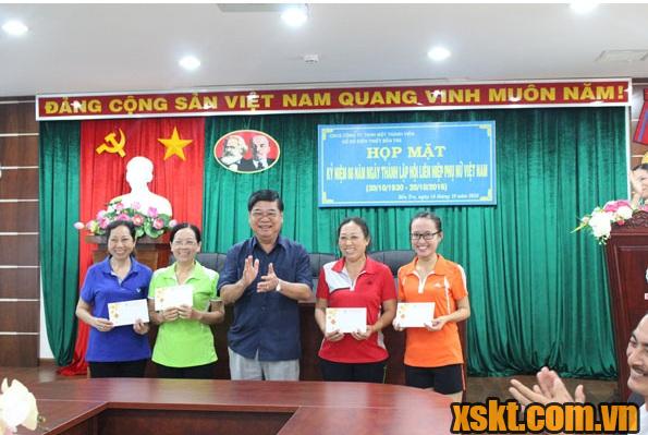 Đồng chí Nguyễn Khắc Vũ giám đốc Công ty trao giải thưởng cho các nữ động viên cầu lông