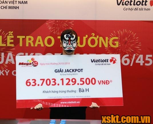 Chị H đeo mặt nạ nhận giải thưởng khổng lồ 63 tỷ đồng