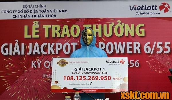 Chủ nhân giải Jackpot 1 hơn 108 tỷ mặc đồ bảo hộ nhận thưởng
