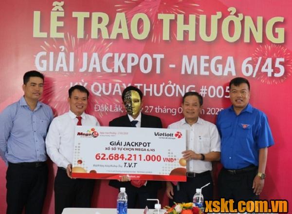 Trúng giải Jackpot 62 tỷ sau khi đỡ tượng Thần Tài bị gió xô đổ