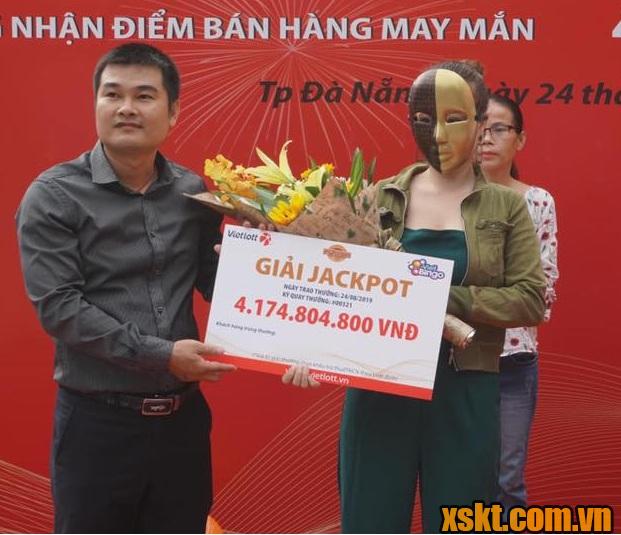 Hình ảnh chị H tại Đà Nẵng may mắn trúng độc đắc 4 tỷ đồng