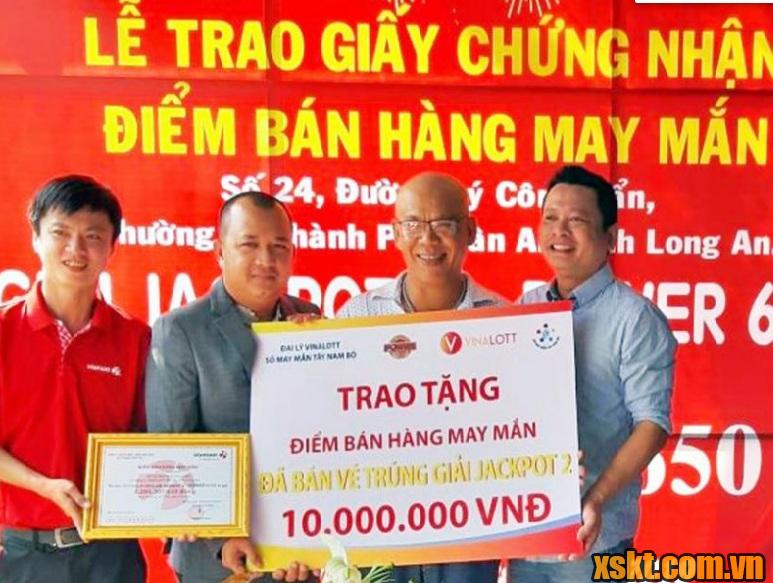 Trao tặng 10 triệu đồng cho đại lý bán hàng Nguyễn Thành Đông tại Long An