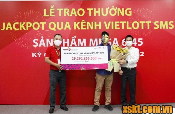 Kỹ sư TP HCM đeo mặt nạ nhận giải Jackpot trị giá 30 tỷ đồng