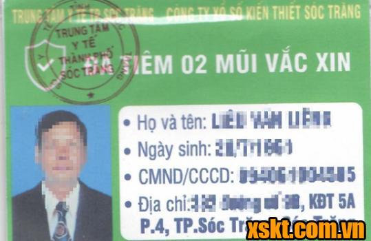 Hình ảnh thẻ xanh Covid-19 của người bán vé số dạo ở Sóc Trăng