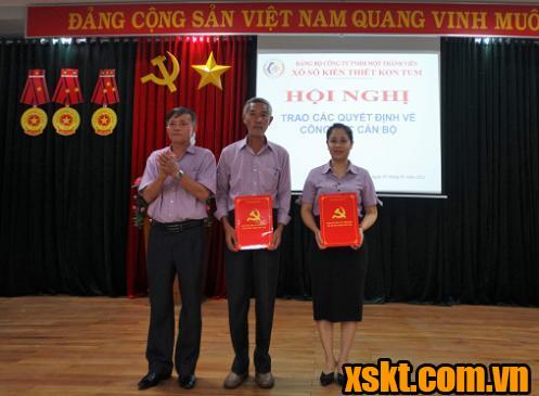 Đồng chí Nguyễn Minh Toàn trao quyết định điều chuyển và chỉ định chức vụ bí thư chi bộ