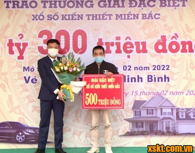 Hình ảnh anh Nguyễn Quang Hòa ở Ninh Bình nhận thưởng 500 triệu đồng