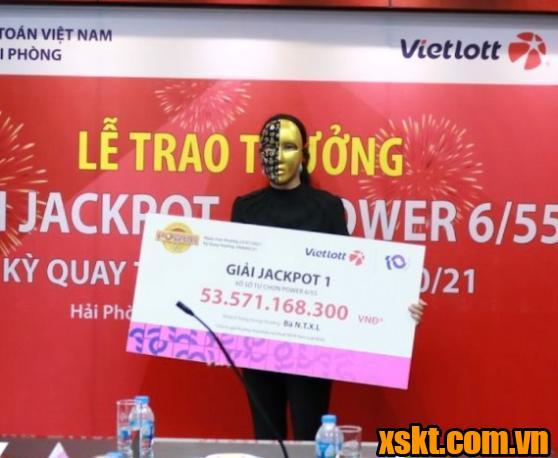 Bà L ở Hà Nội nhận thưởng hơn 53 tỷ đồng của Vietlott