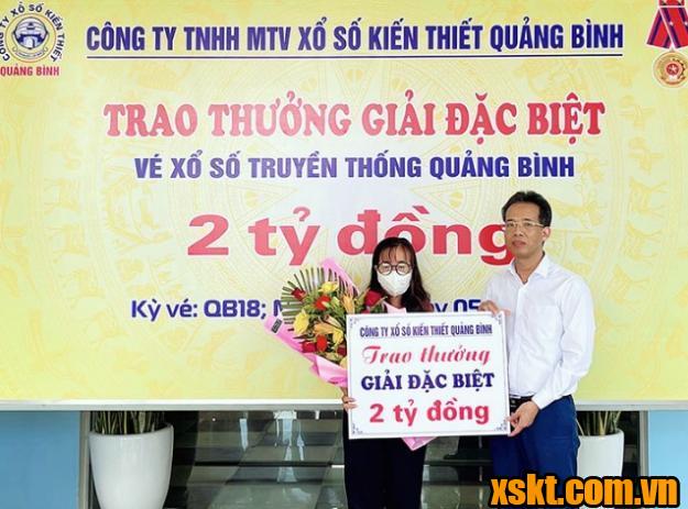 Trao 2 tỷ đồng cho khách hàng Quảng Bình trúng giải đặc biệt