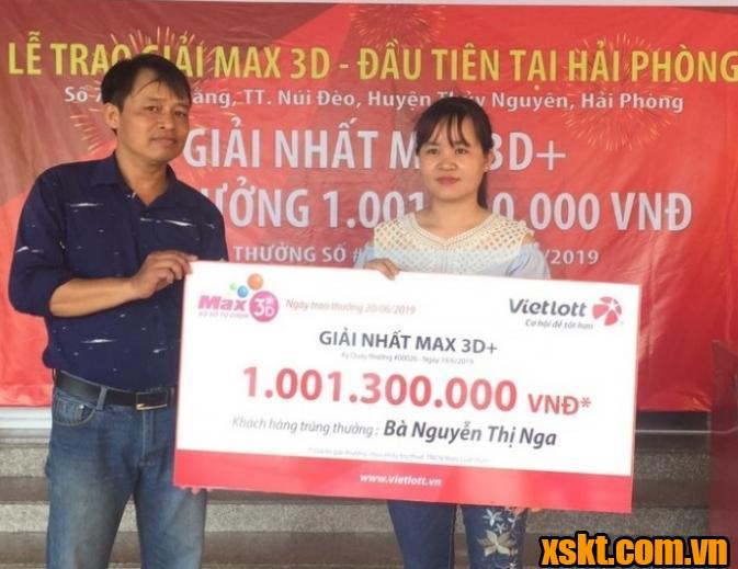 Chị Nguyễn Thị Nga nhận giải thưởng 1 tỷ đồng loại hình xổ số Max3D