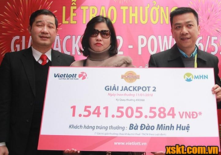 Chị Đào Minh Huệ lộ diện lên nhận thưởng Vietlott