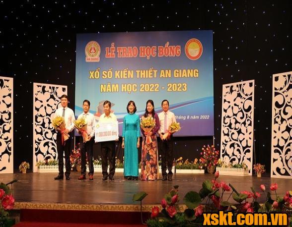 XSKT miền Nam trao học bổng cho học sinh nghèo hiếu học ở An Giang