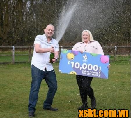 Laura và Krik nhận thưởng 10000 bảng anh