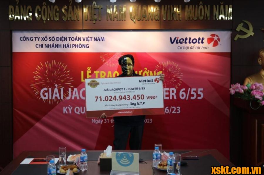 Vietlott trao giải Jackpot 1 XS Power 6/55 hơn 71 tỷ đồng cho khách hàng Quảng Ninh