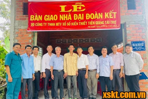 Công ty XSKT Tiền Giang bàn giao nhà đại đoàn kết