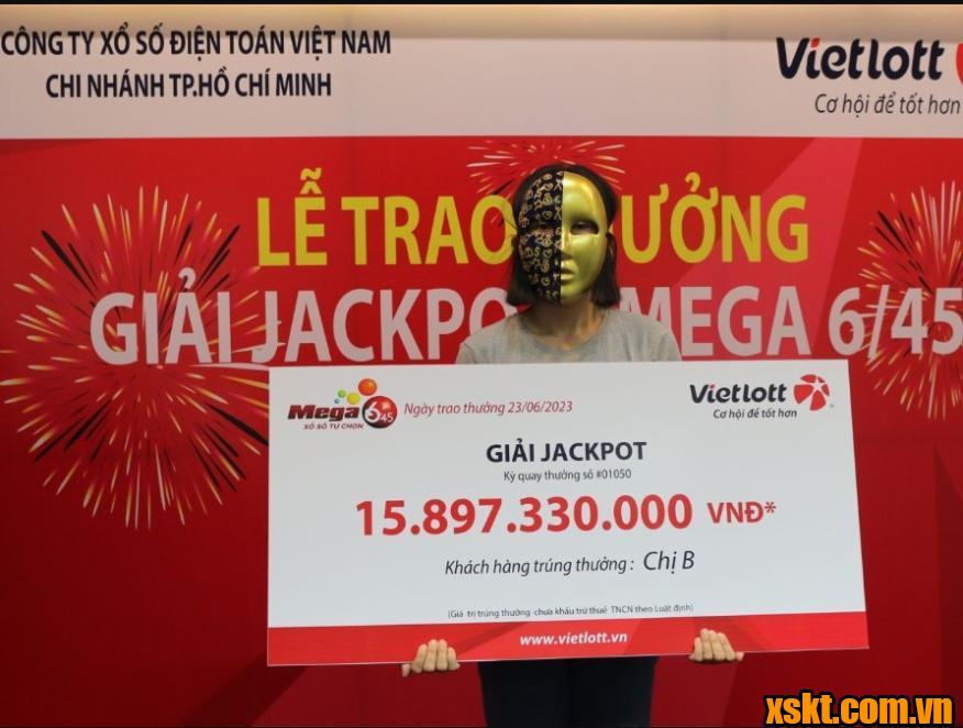 Chị B nhận thưởng 15 tỷ đồng của Vietlott