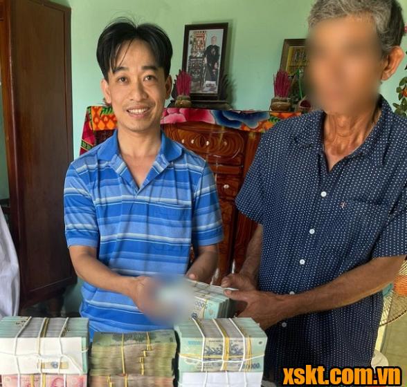 Anh Hòa (áo xanh) đổi tiền thưởng tận nhà cho người đàn ông nghèo trúng số