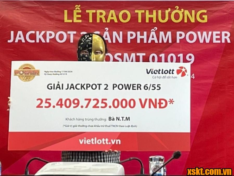 Chị M đến từ Kiên Giang nhận thưởng 25 tỷ đồng từ Vietlott