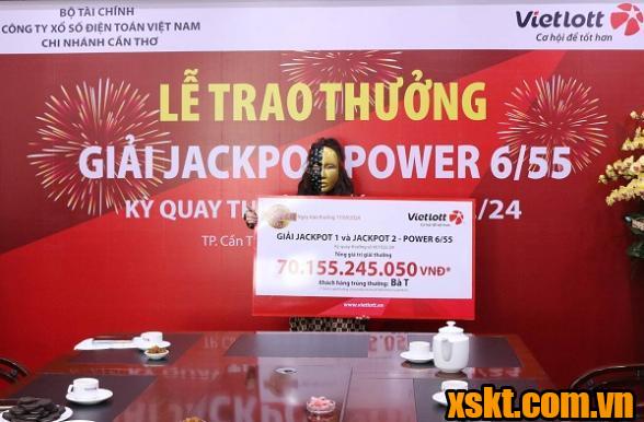 Khách hàng đầu tiên cùng lúc trúng 2 giải Jackpot của XS Power 6/55