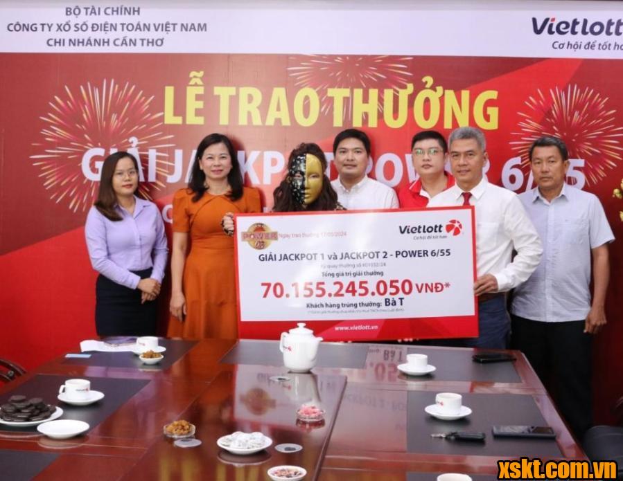 Chị T ở Kiên Giang may mắn trúng cả Jackpot 1 và Jackpot 2