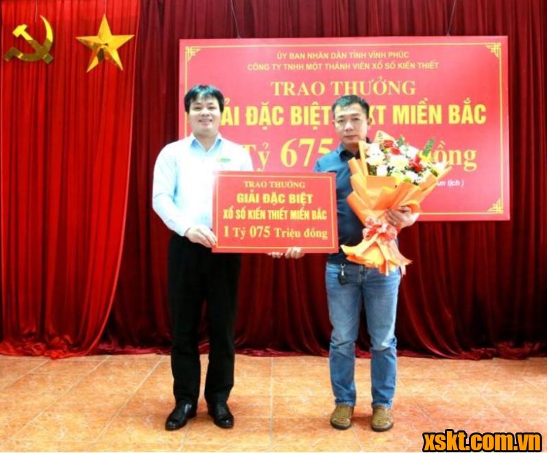 Trao thưởng hơn 1 tỷ đồng cho khách hàng Hà Văn Hiền ở Vĩnh Phúc