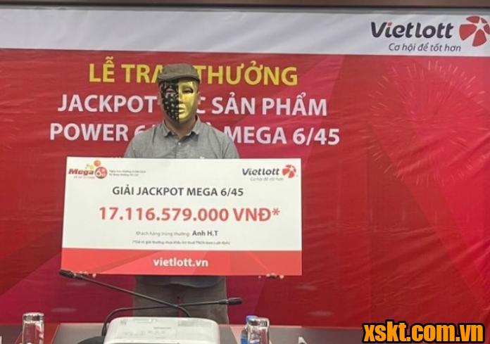 Vietlott trao thưởng cho khách hàng ở Hà Nội trúng xổ số Mega kỳ quay 1237