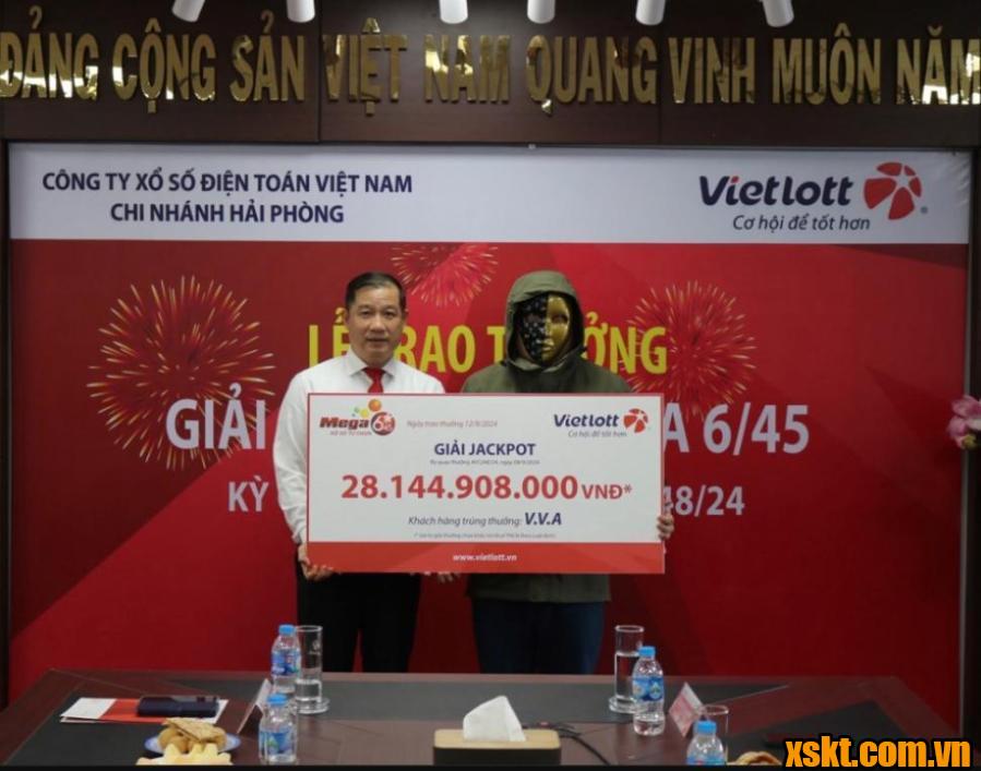 Trao thưởng giải Jackpot hơn 28 tỷ xổ số Mega kỳ quay 1248 cho anh V.V.A