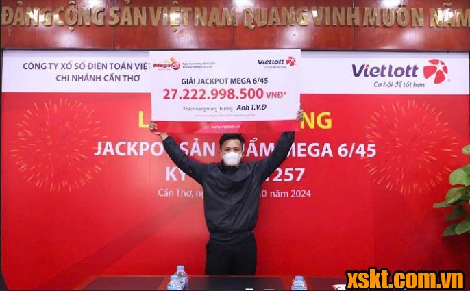 Người đàn ông đeo khẩu trang khi lĩnh giải Jackpot hơn 27 tỷ đồng