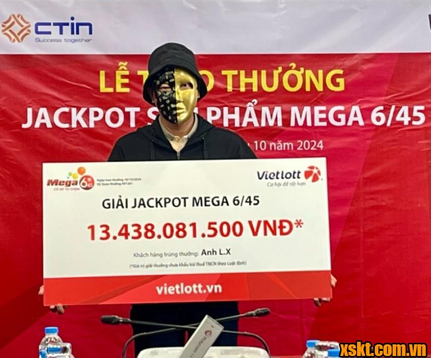 Trao thưởng giải Jackpot hơn 13 tỷ xổ số Mega kỳ quay 1261 cho anh L.X