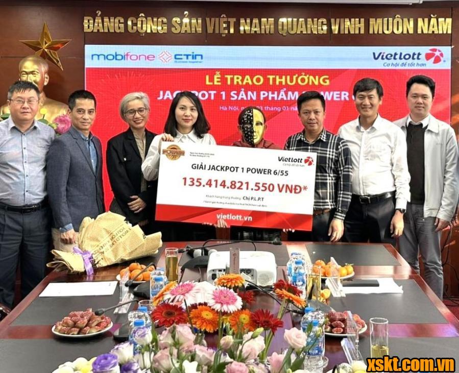 Vietlott trao thưởng 135 tỷ đồng cho chị T đến từ Đà Nẵng