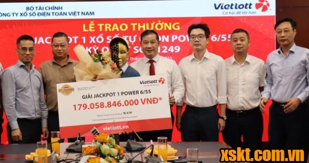 Giáo viên Đà Nẵng nhận giải thưởng 179 tỷ XS Power 6/55