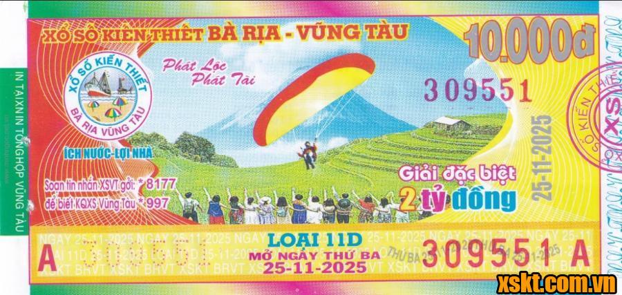 Một người phụ nữ mang vé độc đắc đổi thưởng ngay trong đêm