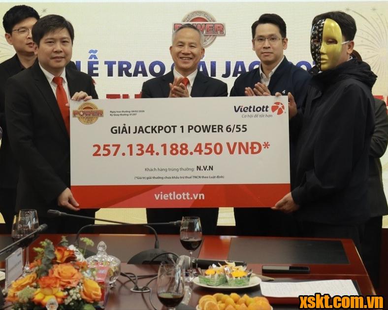 Trao thưởng Nam doanh nhân trúng Jackpot 1 hơn 257 tỷ đồng