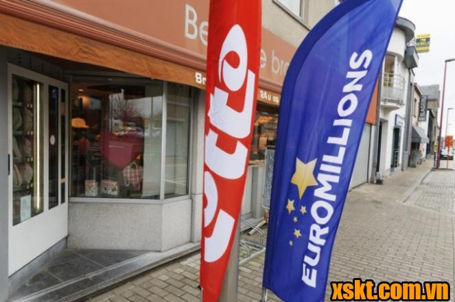 Nhóm bạn 21 người chia nhau giải thưởng 145 triệu USD