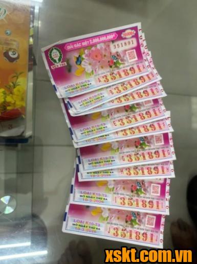 Hình ảnh 9 tờ vé số trúng độc đắc của nhân viên quán nhậu