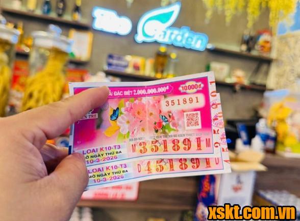 Hình ảnh 2 vé số trúng độc đắc XSKT Bến Tre của chàng trai trẻ ở Tây Ninh