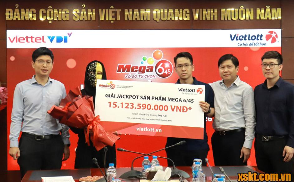 Vietlott trao giải Jackpot XS Mega 6/45 cho khách hàng Nghệ An